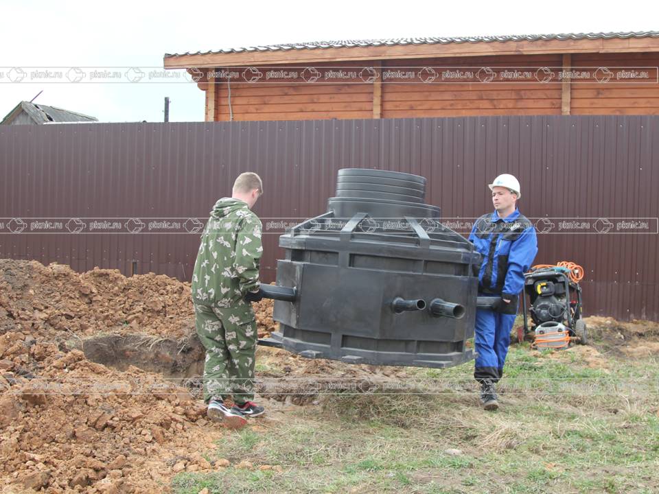 Установка колодца в тряншею