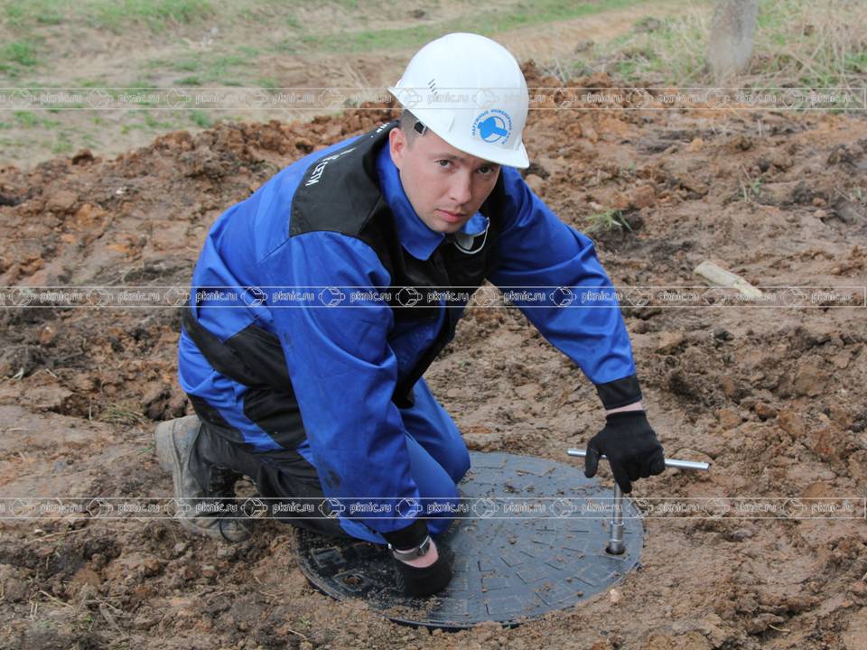 полимерный люк с тремя замковыми устройствами для полимерного колодца