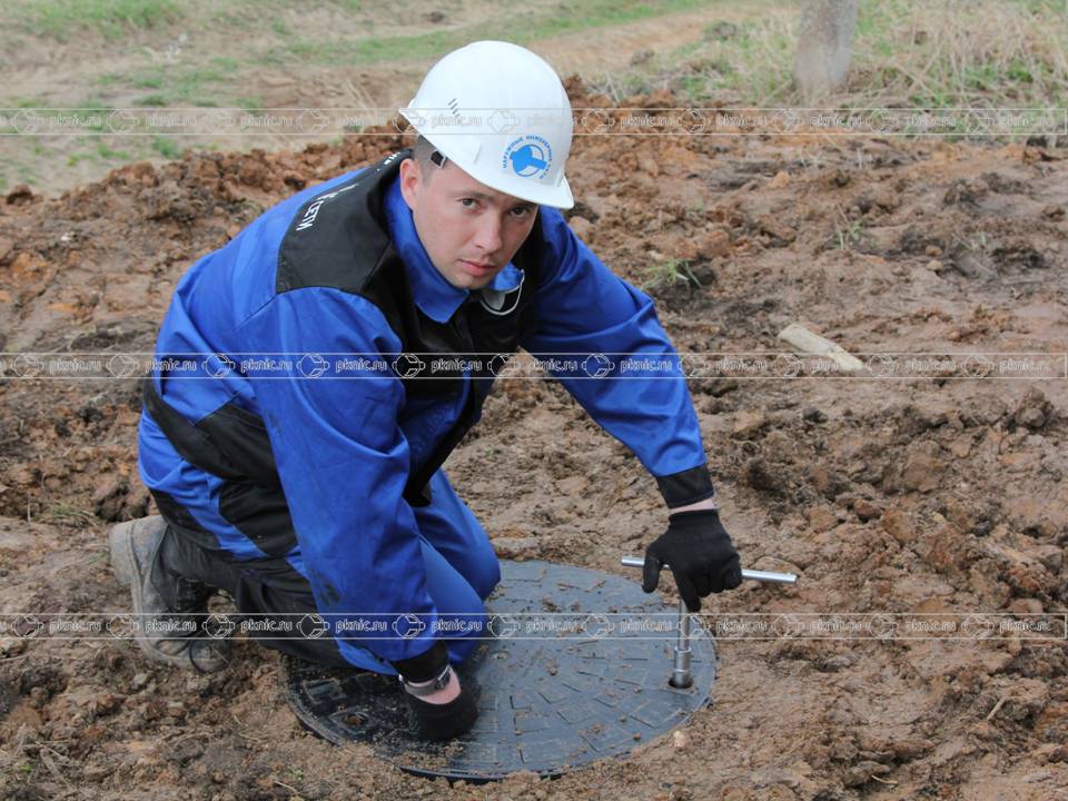 открытие полимерного люка специальным ключем